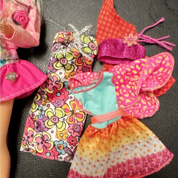 Barbie and clothes bundle - Picture 3 of 4